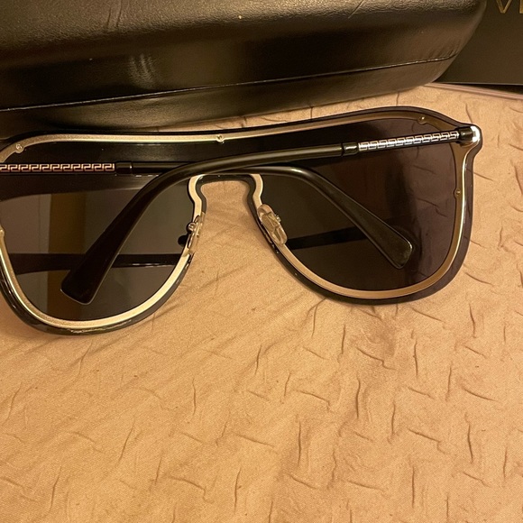 Versace Oversized Sunglasses 100% Authentic. - Picture 5 of 8